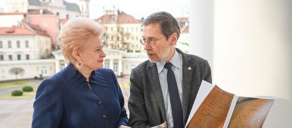 Даля Грибаускайте держит Акт Независимости Литвы - Sputnik Литва