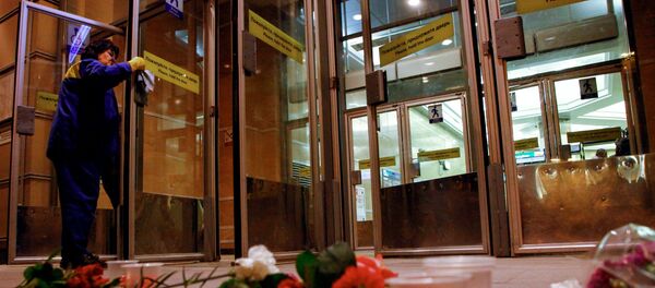 Цветы в память о погибших в метро Санкт–Петербурга - Sputnik Литва