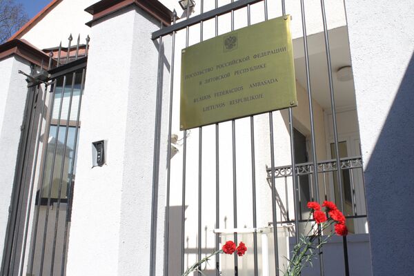 Цветы у главного входа в посольство РФ в Литве Цветы у главного входа в посольство РФ в Литве - Sputnik Литва
