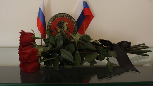 Букет роз с траурной лентой и флагами России - Sputnik Литва