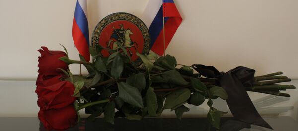 Букет роз с траурной лентой и флагами России Букет роз с траурной лентой и флагами России - Sputnik Lietuva
