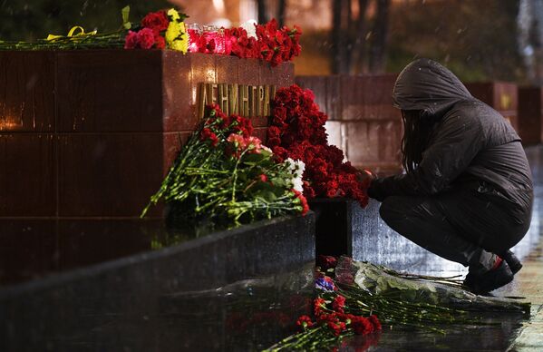 Цветы в память о погибших в метро Санкт–Петербурга - Sputnik Литва