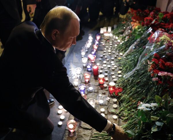 Президент РФ В. Путин возложил цветы у станции метро Технологический институт - Sputnik Lietuva