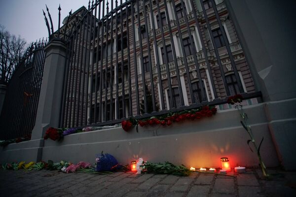 Цветы у посольств РФ в странах мира в память о погибших при взрыве в Санкт-Петербурге - Sputnik Литва