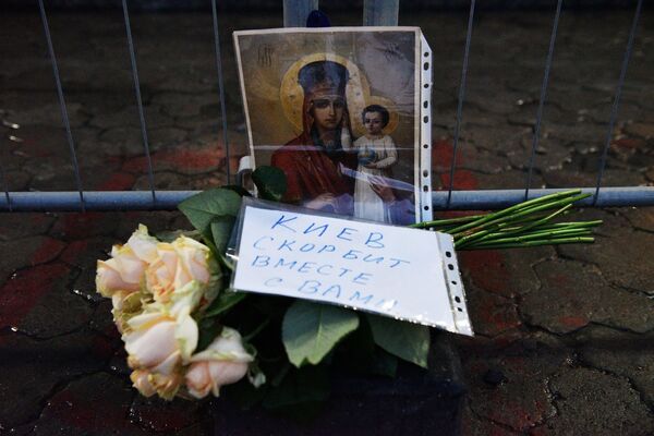 Цветы у посольств РФ в странах мира в память о погибших при взрыве в Санкт-Петербурге - Sputnik Lietuva