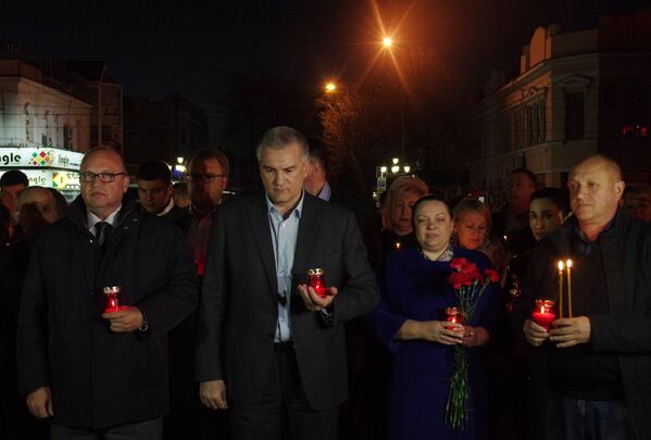 Цветы в память о погибших в метро Санкт–Петербурга - Sputnik Lietuva