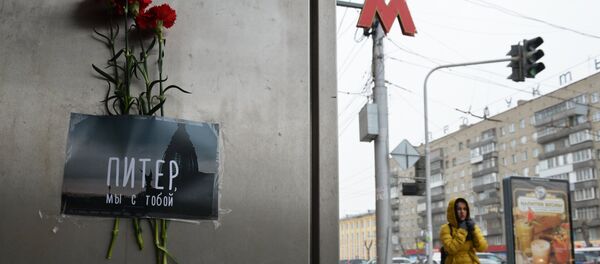 Цветы в память о погибших в метро Санкт–Петербурга - Sputnik Литва