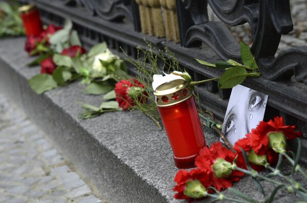 Цветы и траурные свечи у посольства РФ в Берлине - Sputnik Lietuva