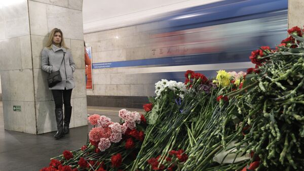 Цветы на месте взрыва на станции метро Технологическая в Санкт-Петербурге - Sputnik Литва