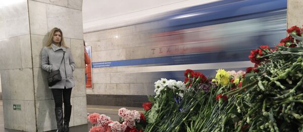 Цветы на месте взрыва на станции метро Технологическая в Санкт-Петербурге - Sputnik Литва