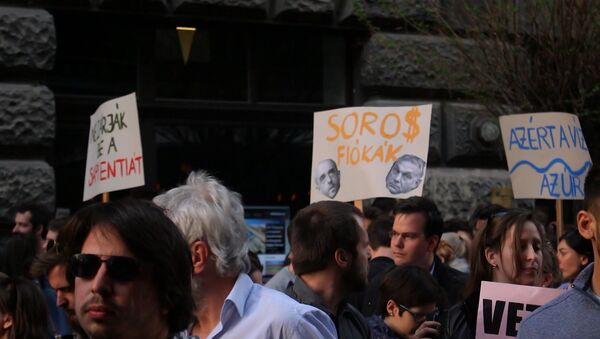Тысячи венгров протестовали против закрытия университета Сороса в Будапеште - Sputnik Литва