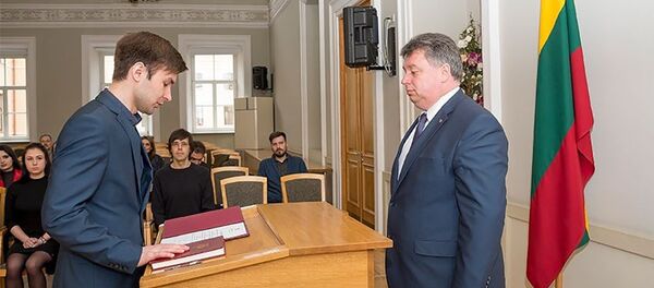 Мужчина получает гражданство Литвы Мужчина получает гражданство Литвы - Sputnik Lietuva