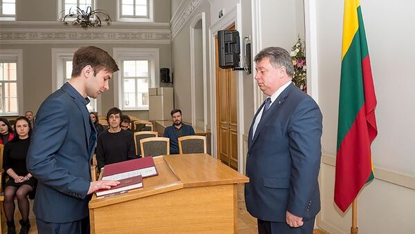 Мужчина получает гражданство Литвы - Sputnik Литва