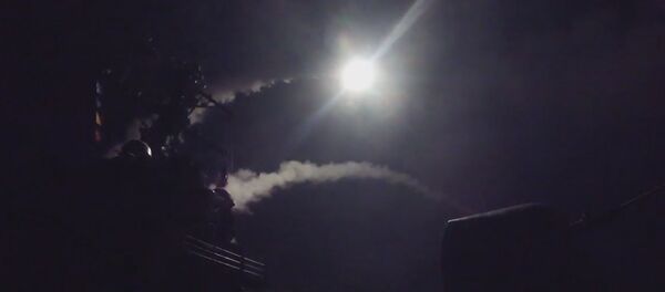 С кораблей ВМС США запускают ракеты по сирийской базе Шайрат С кораблей ВМС США запускают ракеты по сирийской базе Шайрат - Sputnik Литва