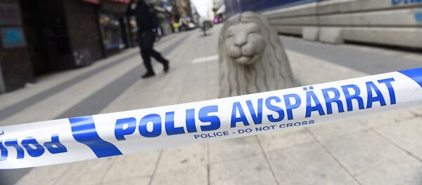 Полиция оградила улицу в Стокгольме Полиция оградила улицу в Стокгольме - Sputnik Литва