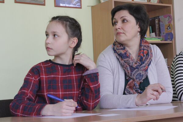 Мама с дочерью пишут Тотальный диктант в Висагинасе Мама с дочерью пишут Тотальный диктант в Висагинасе - Sputnik Lietuva