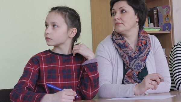Мама с дочерью пишут Тотальный диктант в Висагинасе - Sputnik Литва