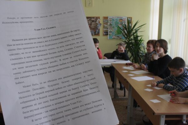 Текст Тотального диктанта в руках диктора Текст Тотального диктанта в руках диктора - Sputnik Lietuva