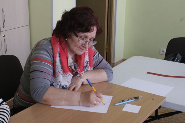 Участница Тотального диктанта в Висагинасе - Sputnik Литва