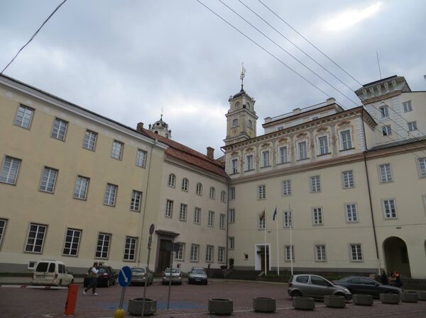 Один из центральных корпусов Вильнюсского университета. - Sputnik Литва