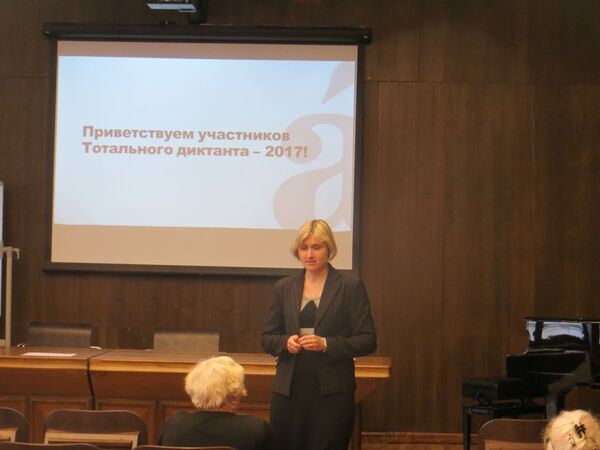 Координатор проекта Светлана Маркова приветствует собравшихся со стартом акции в Литве. Координатор проекта Светлана Маркова приветствует собравшихся со стартом акции в Литве. - Sputnik Литва