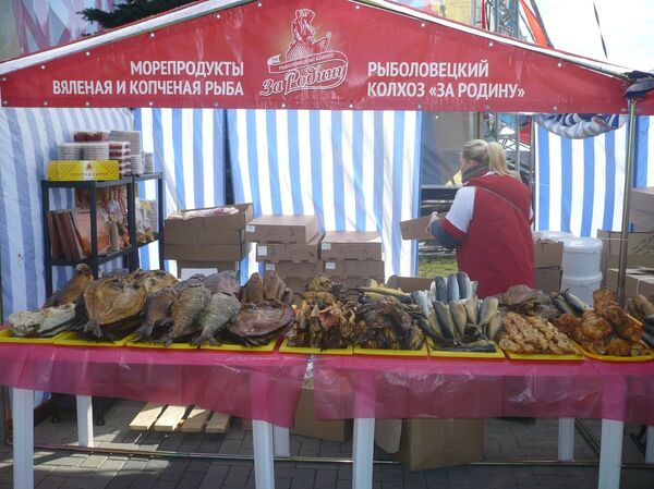 Палатка с копченой и вяленой рыбой на празднике селедки в Калининграде. - Sputnik Литва