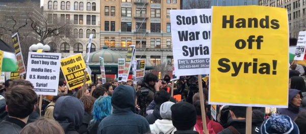 Акции протеста в США против ракетного удара по авиабазе в Сирии Акции протеста в США против ракетного удара по авиабазе в Сирии - Sputnik Литва