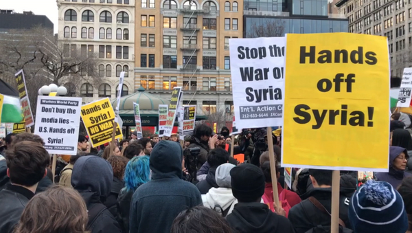 Акции протеста в США против ракетного удара по авиабазе в Сирии - Sputnik Литва