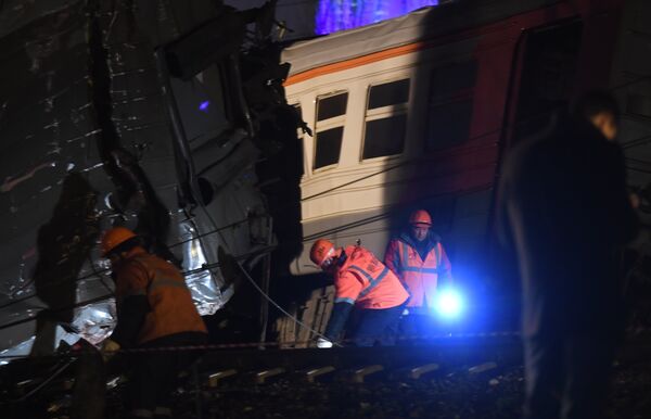 Аварийные бригады на месте столкновения пассажирского поезда и электрички на западе Москвы - Sputnik Литва