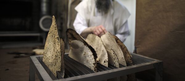 Ортодоксальный еврей подготавливает мацу для праздника Песах - Sputnik Литва