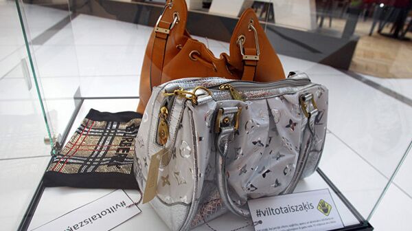 Поддельные сумки, конфискованные на латвийской границе - Sputnik Литва