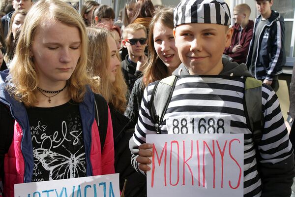 Школьники пришли на акцию протеста в карнавальных костюмах - Sputnik Литва