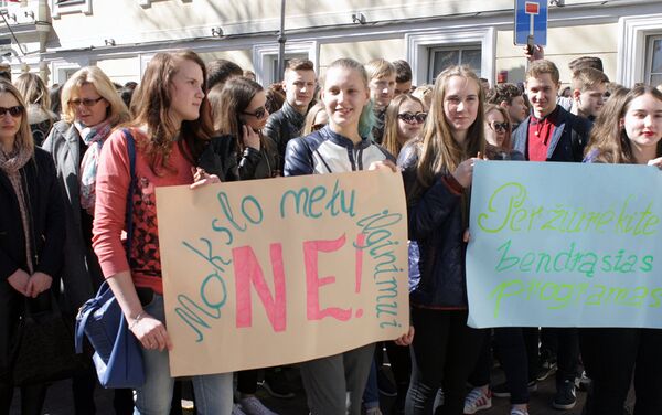 Школьники с плакатами против продления учебного года - Sputnik Литва