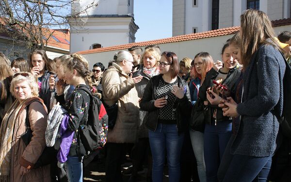 Вместе с учителями на акцию протеста вышли и ученики - Sputnik Литва