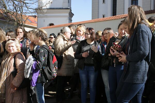 Вместе с учителями на акцию протеста вышли и ученики Вместе с учителями на акцию протеста вышли и ученики - Sputnik Lietuva