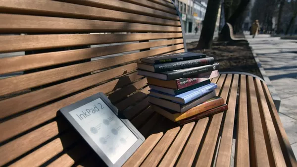 Электронная и бумажные книги, архивное фото Электронная и бумажные книги, архивное фото - Sputnik Lietuva