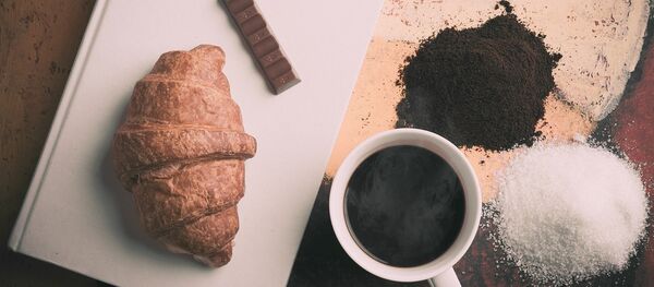 Круассан с шоколадом и кофе Круассан с шоколадом и кофе - Sputnik Lietuva