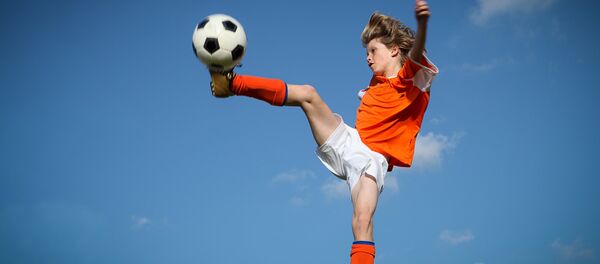 Мальчик играет в футбол Мальчик играет в футбол - Sputnik Литва