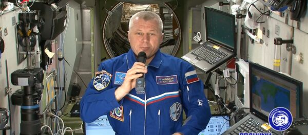 Космонавт из России поздравляет землян из космической станции - Sputnik Литва