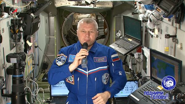 Космонавт из России поздравляет землян из космической станции - Sputnik Литва