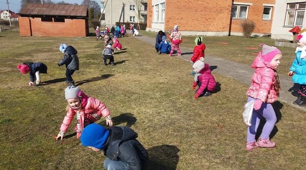 Дети ищут крашенные яйца - Sputnik Lietuva