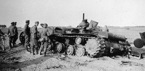 Подбитый КВ-1 в районе Каунаса, 1941 Подбитый КВ-1 в районе Каунаса, 1941 - Sputnik Литва