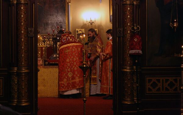 Священники в алтаре во время Пасхальной службы - Sputnik Литва