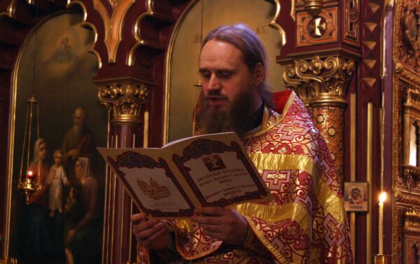 Kunigas skaito Rusijos stačiatikių bažnyčios patriarcho Kirilo Velykų žinią - Sputnik Lietuva