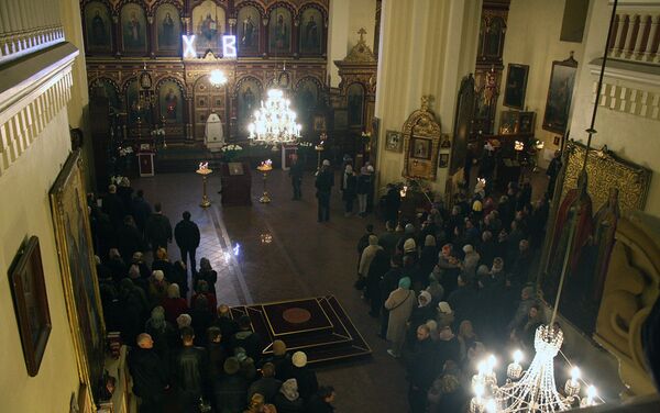 Общий вид Пречистенского собора Вильнюса во время богослужения - Sputnik Литва