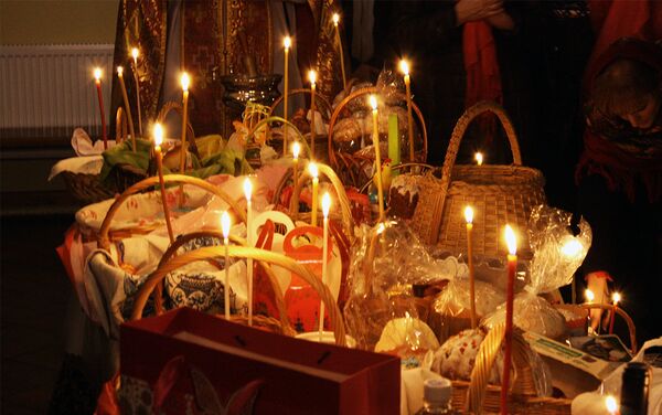 Пасхальные куличи со свечами на столе перед освящением - Sputnik Литва