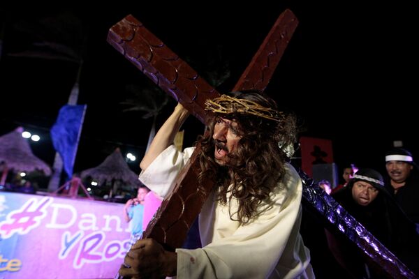 Актер Роберто Вальехос играет роль Иисуса Христа, который идет на свое распятие во время празднования Святой недели в Манагуа, Никарагуа - Sputnik Литва