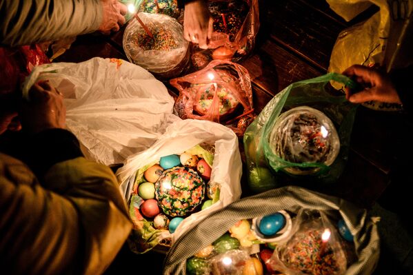 Освящение пасхальных куличей и яиц в Великую субботу - Sputnik Литва