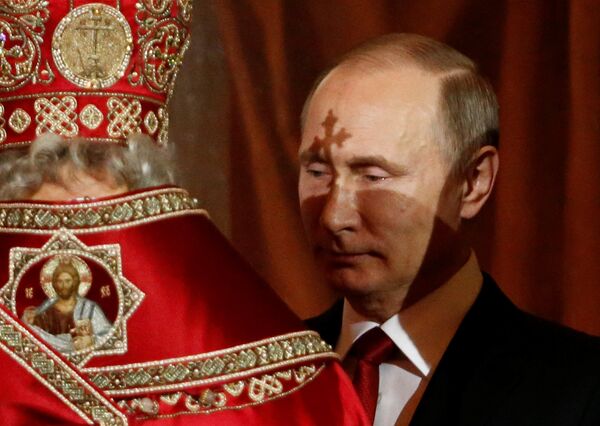 Владимир Путин на пасхальном служении в храме Христа-Спасителя в Москве - Sputnik Литва