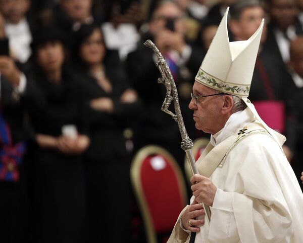 Папа Франциск к концу пасхальной мессы в базилике Святого Петра в Ватикане - Sputnik Литва